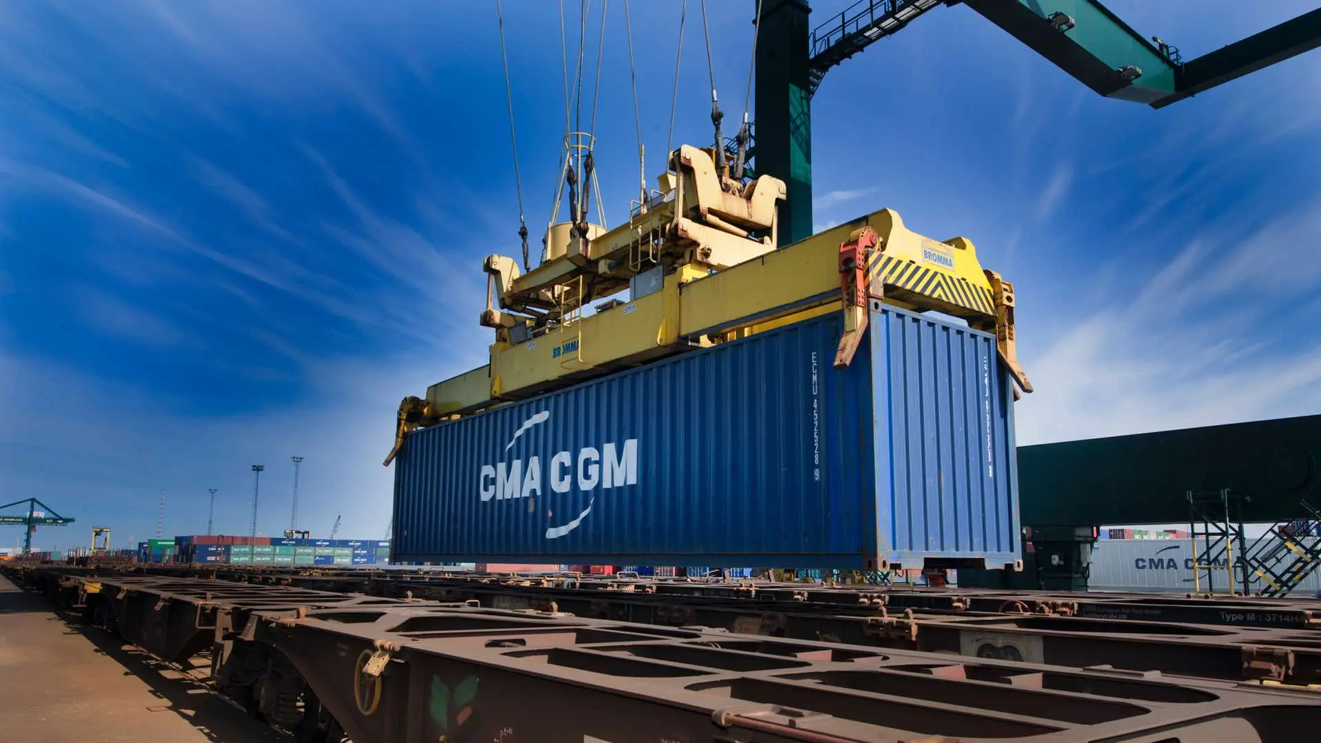 Stonepeak invierte 2.400 millones de dólares en alianza portuaria global  con CMA CGM - Empresas